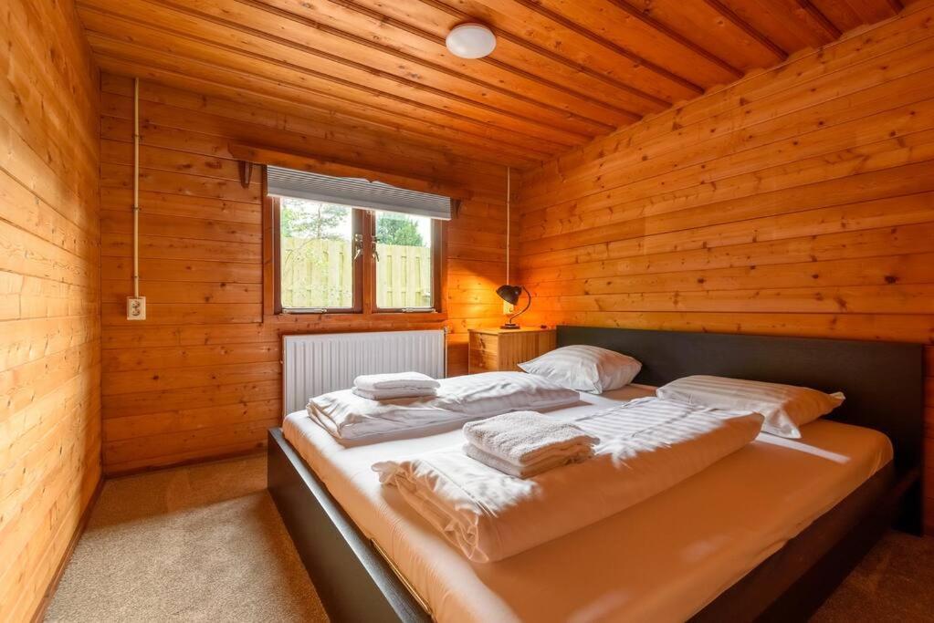 Spacious Wooden Cottage With Infra-Red Sauna At Veluwe Putten Exterior foto