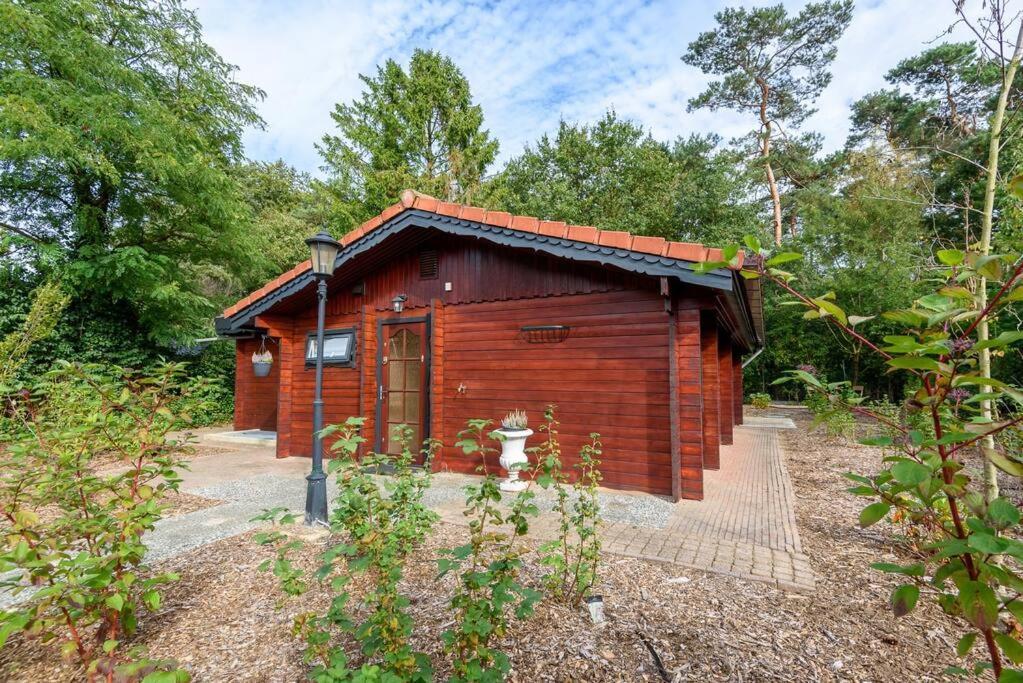Spacious Wooden Cottage With Infra-Red Sauna At Veluwe Putten Exterior foto