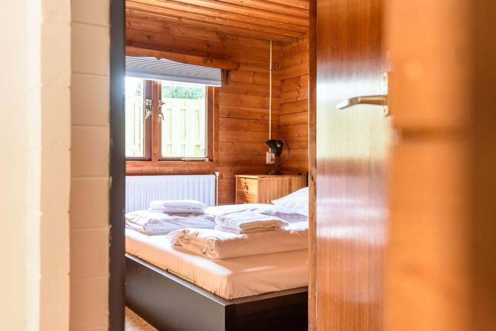 Spacious Wooden Cottage With Infra-Red Sauna At Veluwe Putten Exterior foto
